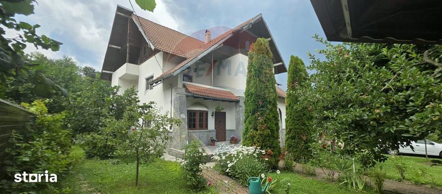 Casă cu 7 camere cu Teren 917 Mp în Căprioru