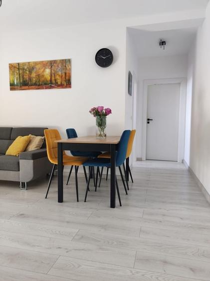 Apartament cu 3 camere semidecomandat, mobilat în Dumbrăvița