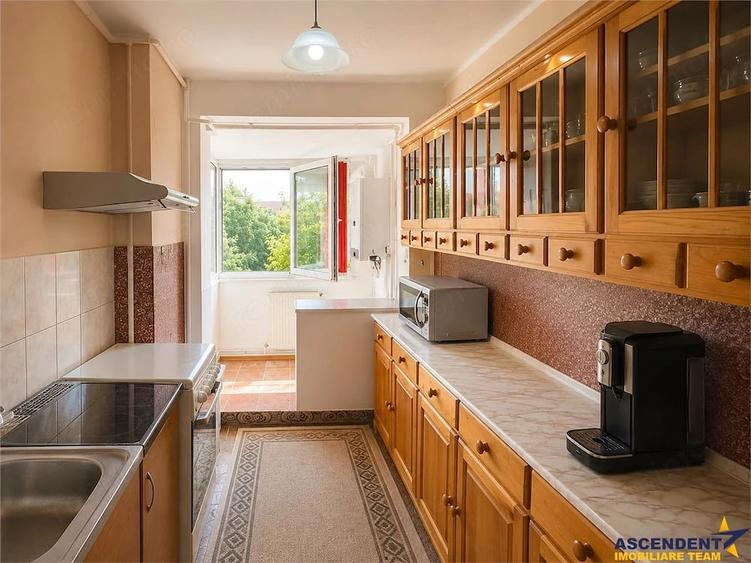 Apartament cu 3 camere decomandat în Libertății