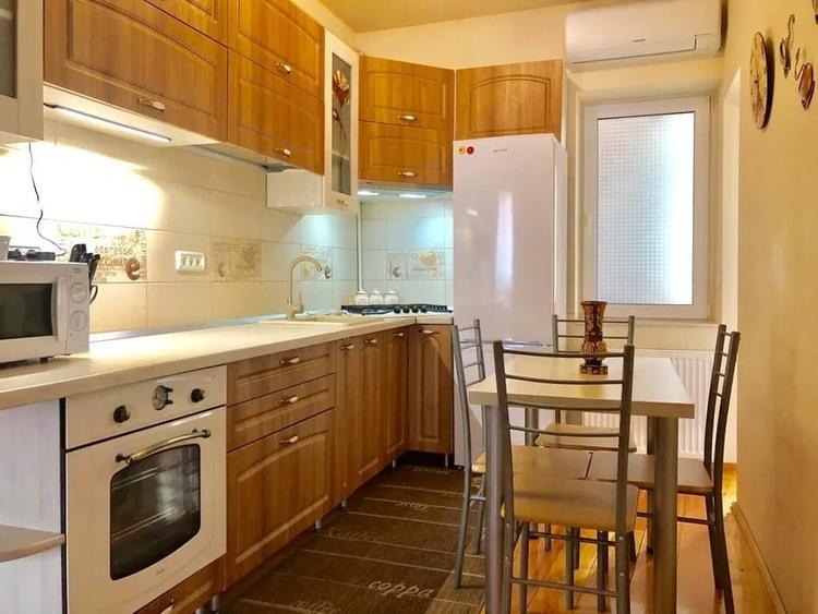 Apartament cu 3 camere decomandat, mobilat în Centrul Istoric
