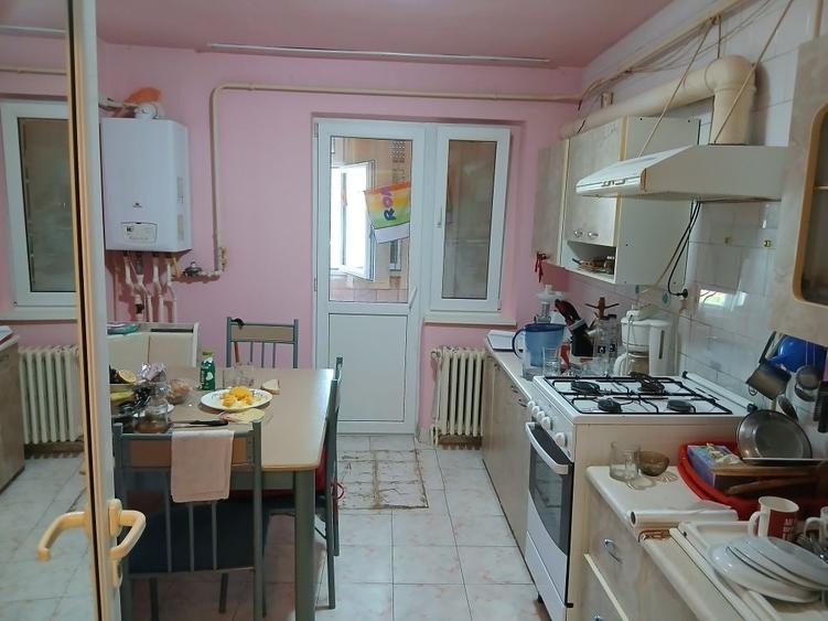 Apartament cu 3 camere semidecomandat în Central
