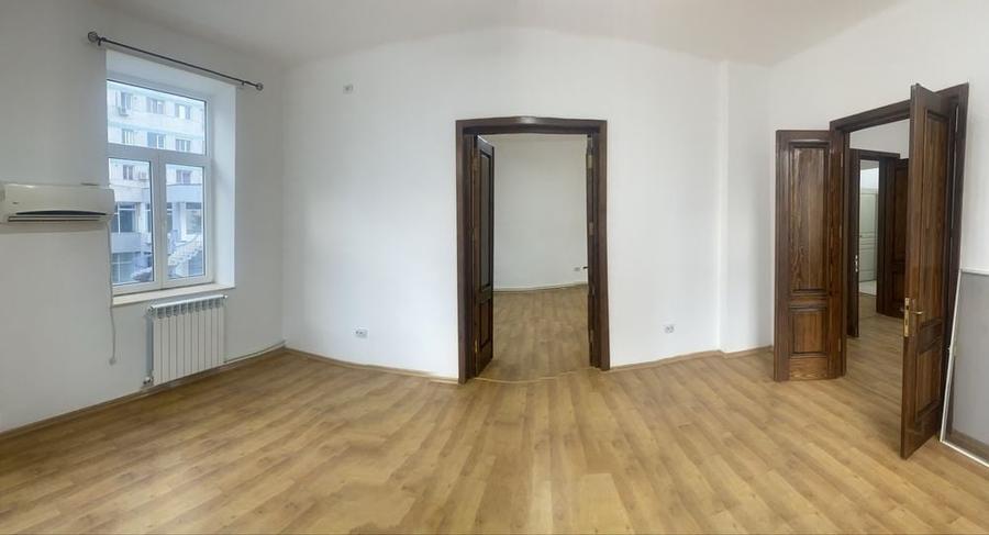 Apartament cu 4 camere semidecomandat în Tomis Mall