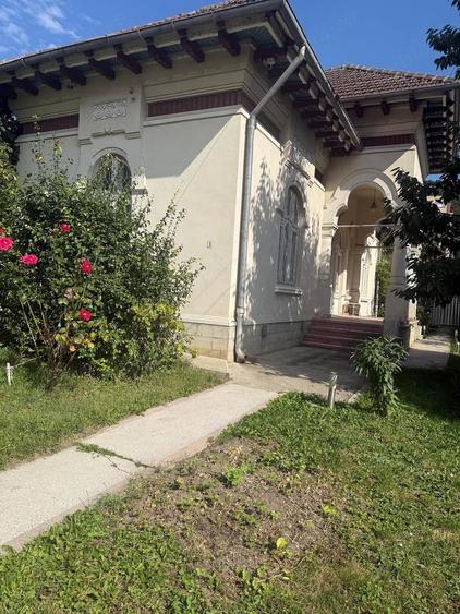Casă cu Teren 800 Mp în Central