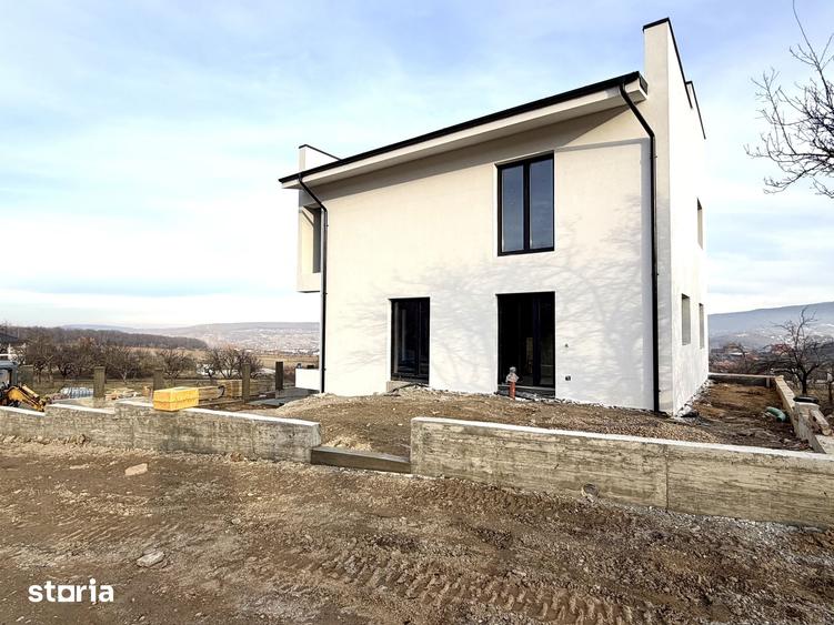 Casă cu 5 camere cu Teren 250 Mp în Central
