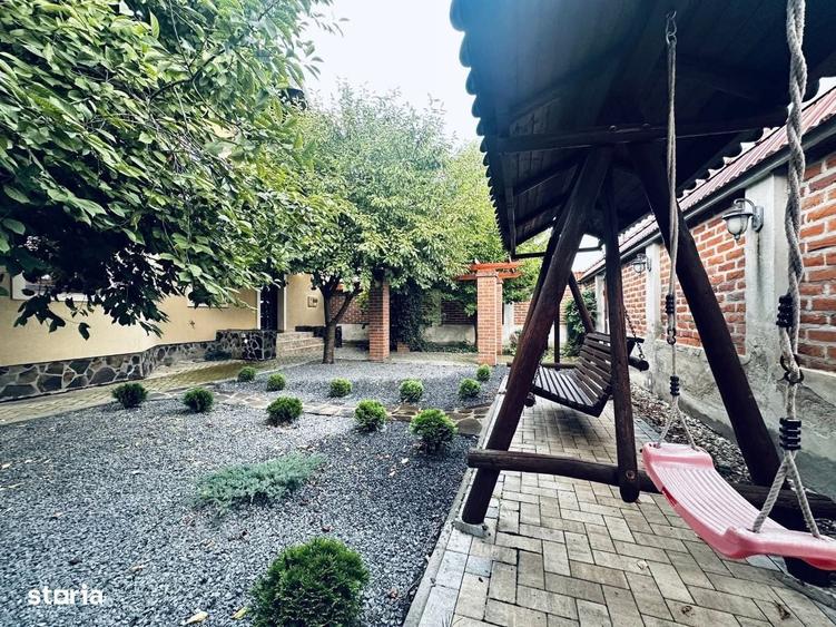 Casă cu 4 camere decomandat în Stupini