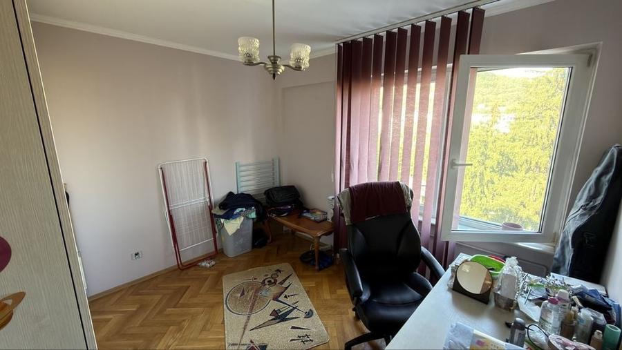 Apartament cu 3 camere semidecomandat în Exterior Vest