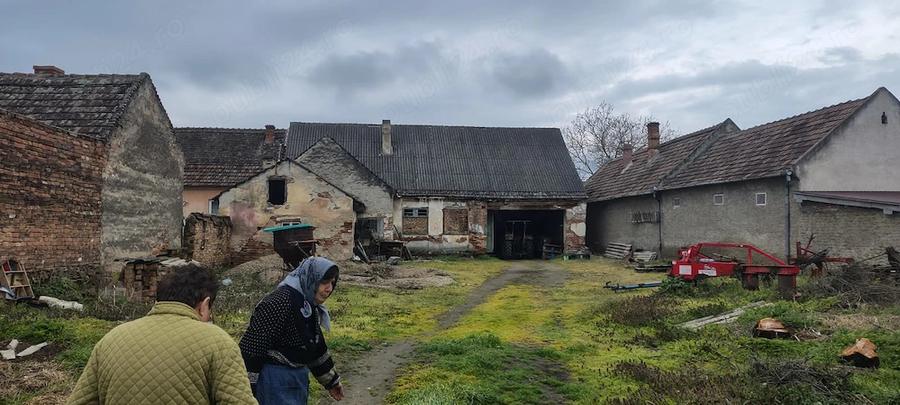 Casă cu Teren 1770 Mp în Socol