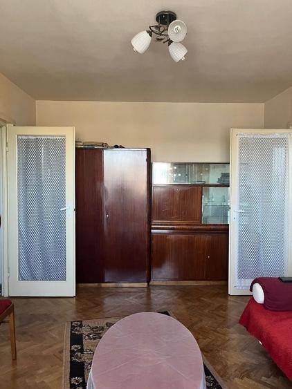 Apartament cu 3 camere semidecomandat în Est