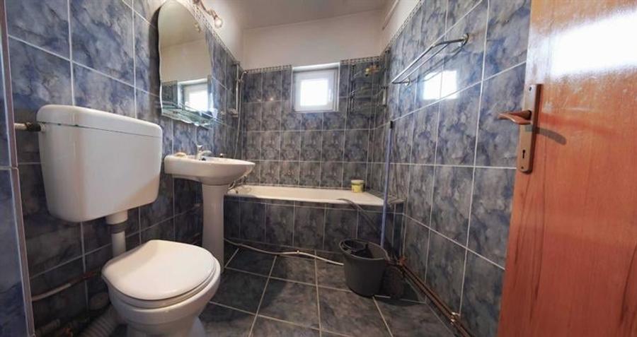 Apartament cu 3 camere decomandat în Calea București