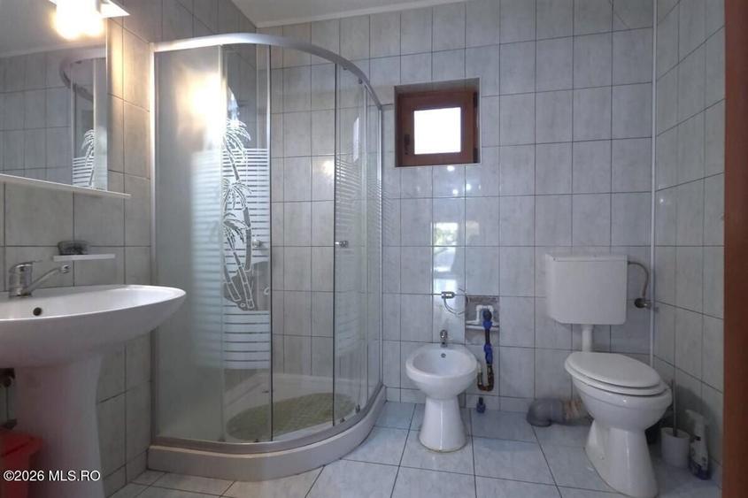 Casă individuală cu 5 camere cu Canalizare în Castelu