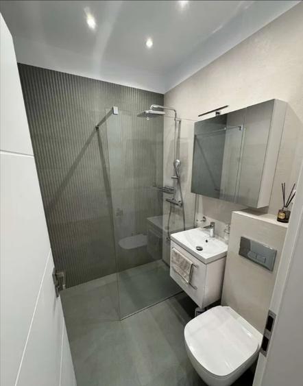 Apartament cu 2 camere semidecomandat, mobilat în P-ța Alba Iulia
