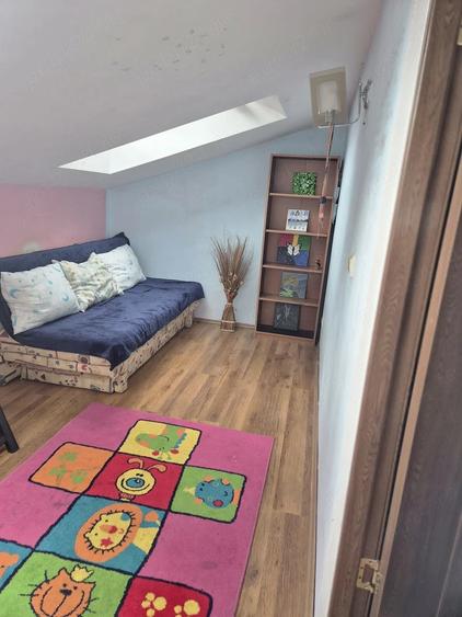 Apartament cu 3 camere semidecomandat, mobilat în Florești