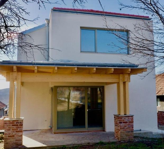 Casă individuală cu 4 camere cu Canalizare în Dâmbul Rotund