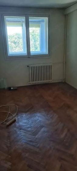 Apartament cu 4 camere semidecomandat în Titan