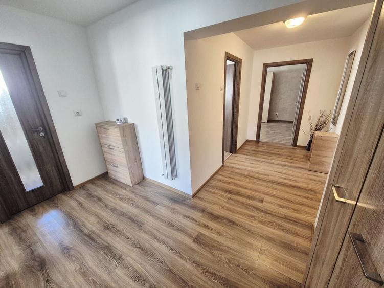 Apartament cu 3 camere decomandat în Ciritei