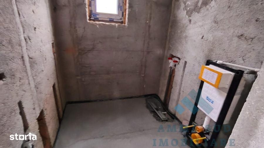 Casă cu 9 camere cu Teren 300 Mp în Central