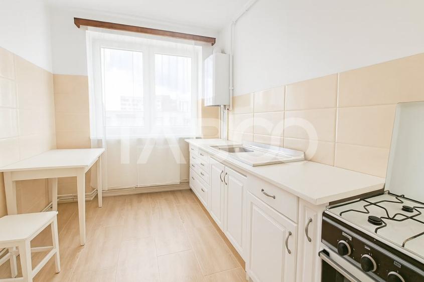 Apartament cu 3 camere semidecomandat, mobilat în Central