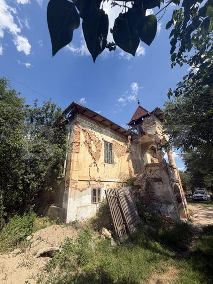 Casă individuală cu 8 camere cu Teren 1200 Mp în Șimnicu de Sus