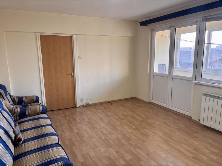 Apartament cu 3 camere semidecomandat în Gorjului