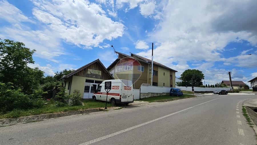 Casă individuală cu 9 camere cu Teren 900 Mp în Central