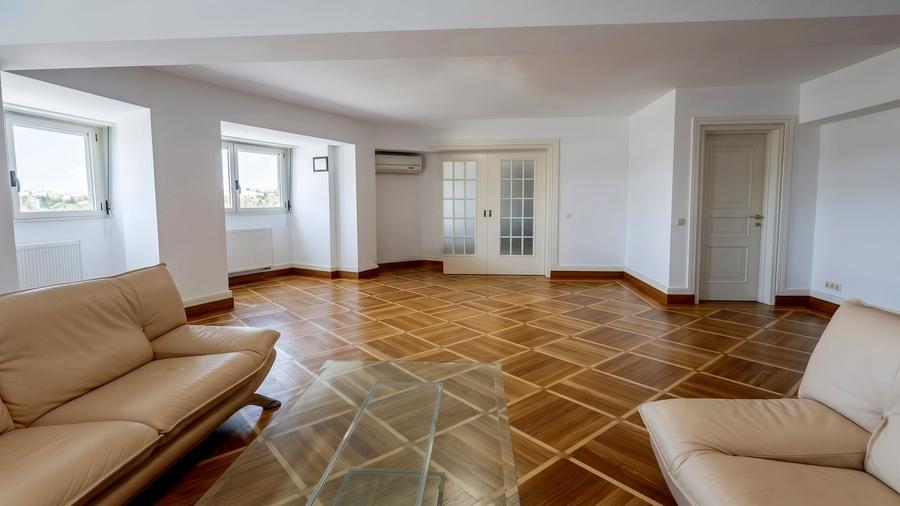 Penthouse cu 4 camere semidecomandat în P-ța Unirii