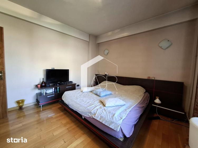 Apartament cu 4 camere decomandat în Democrației