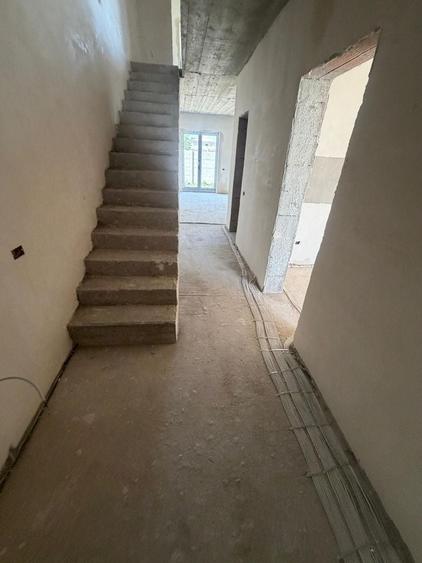 Duplex cu 4 camere cu Canalizare în Central