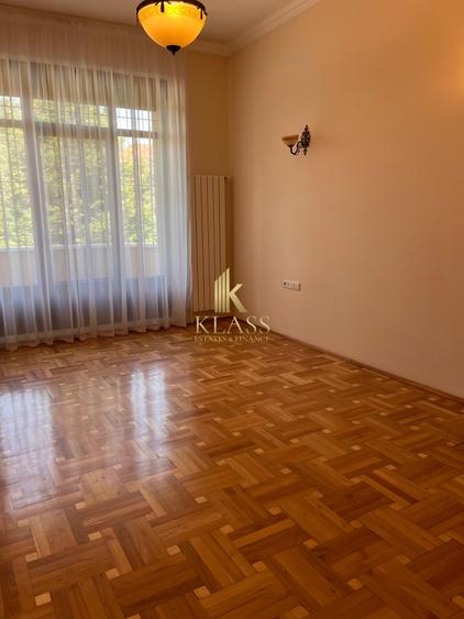 Casă individuală cu 13 camere cu Canalizare în Voluntari
