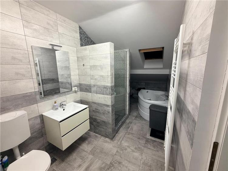 Apartament cu 4 camere decomandat, mobilat în Central