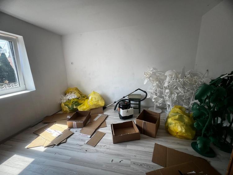 Casă individuală cu 3 camere cu Teren 1493 Mp în Periferie