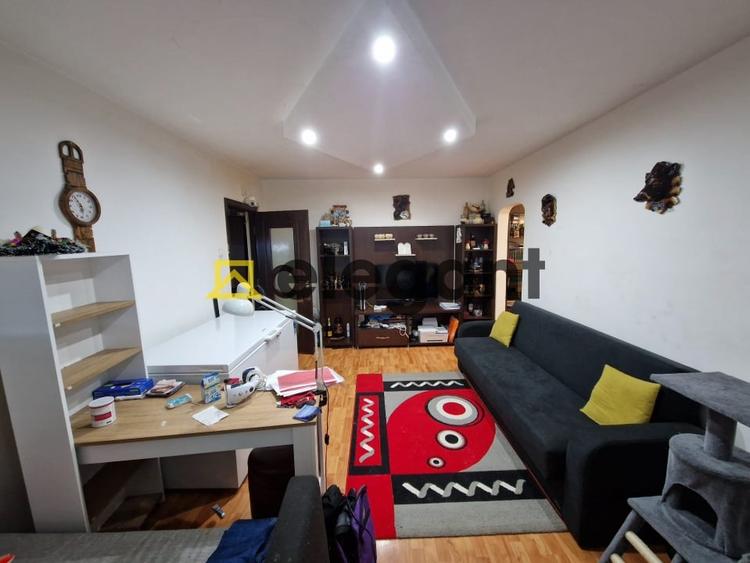 Apartament cu 4 camere semidecomandat, mobilat în Craiovița Nouă