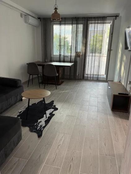 Apartament cu 2 camere semidecomandat, mobilat în Central