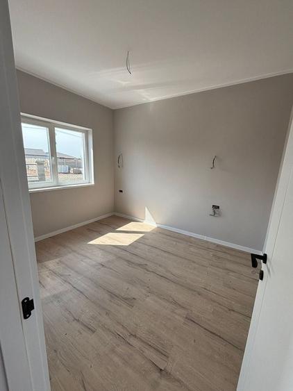 Apartament cu 4 camere decomandat în Moșnița Veche