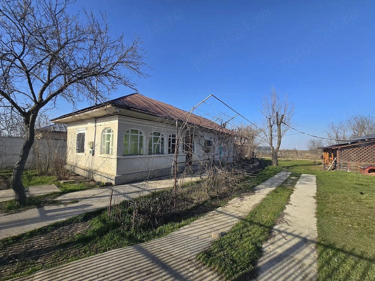 Casă cu Teren 1200 Mp în Blejești