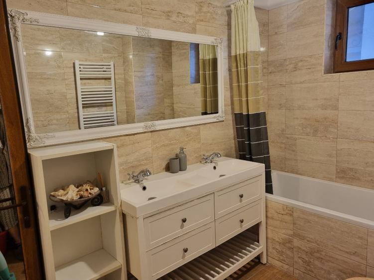 Apartament cu 3 camere semidecomandat în Palazu Mare