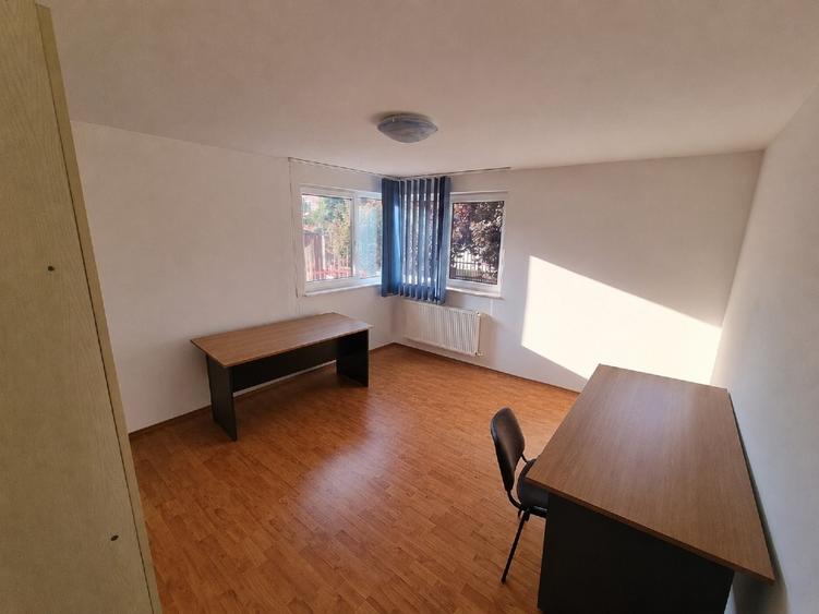 Casă individuală cu 5 camere cu Canalizare în Cristian