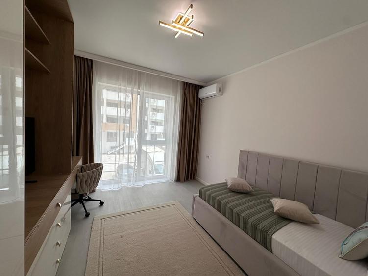 Apartament cu 3 camere semidecomandat în Berceni