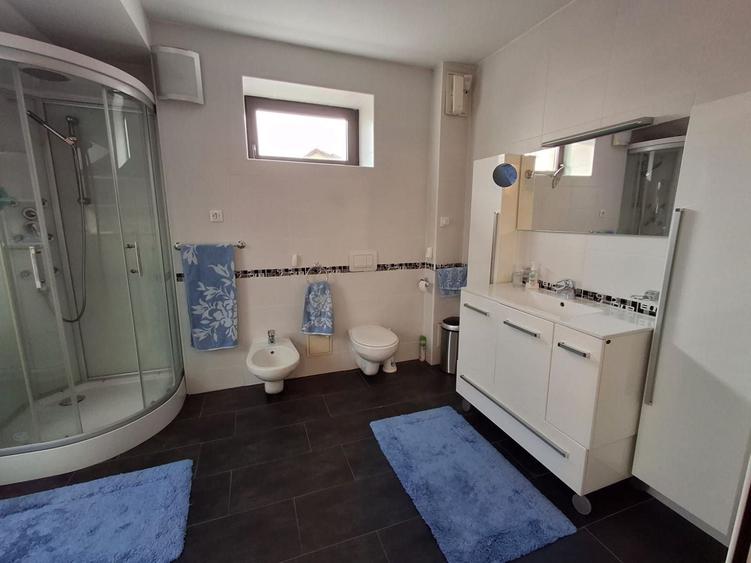 Casă individuală cu 4 camere cu Canalizare în Calea Poplăcii