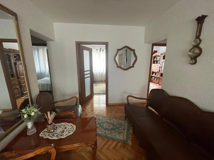 Apartament cu 4 camere decomandat, mobilat în Traian