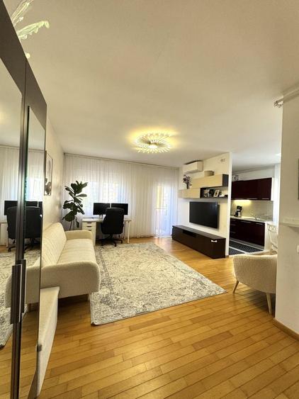 Apartament cu 3 camere semidecomandat în Torontalului