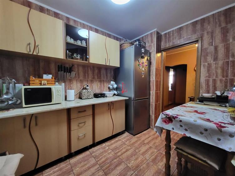 Apartament cu 4 camere decomandat, mobilat în Titan