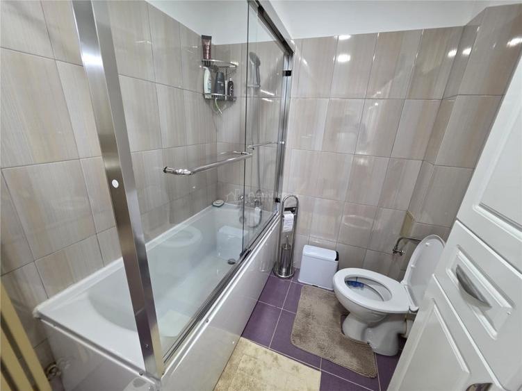 Casă cu 4 camere cu Teren 260 Mp în 1 Decembrie