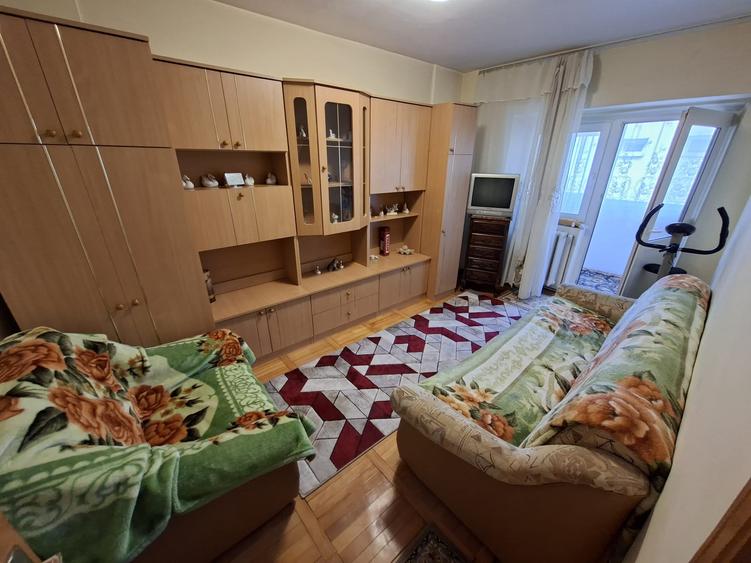 Apartament cu 3 camere decomandat în Păcurari