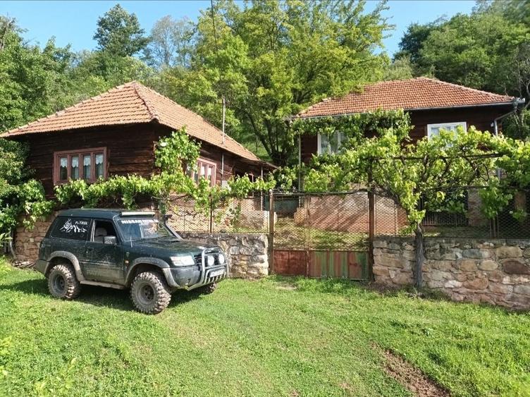 Casă cu 4 camere în Pui