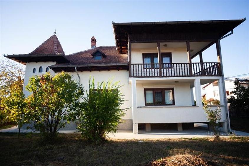Casă individuală cu 6 camere cu Canalizare în Găvana Platou