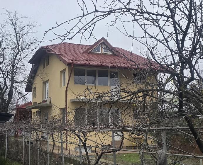 Casă cu 6 camere cu Teren 483 Mp în Domnești