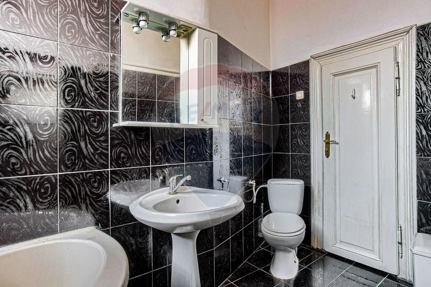 Apartament cu 4 camere semidecomandat, mobilat în Central