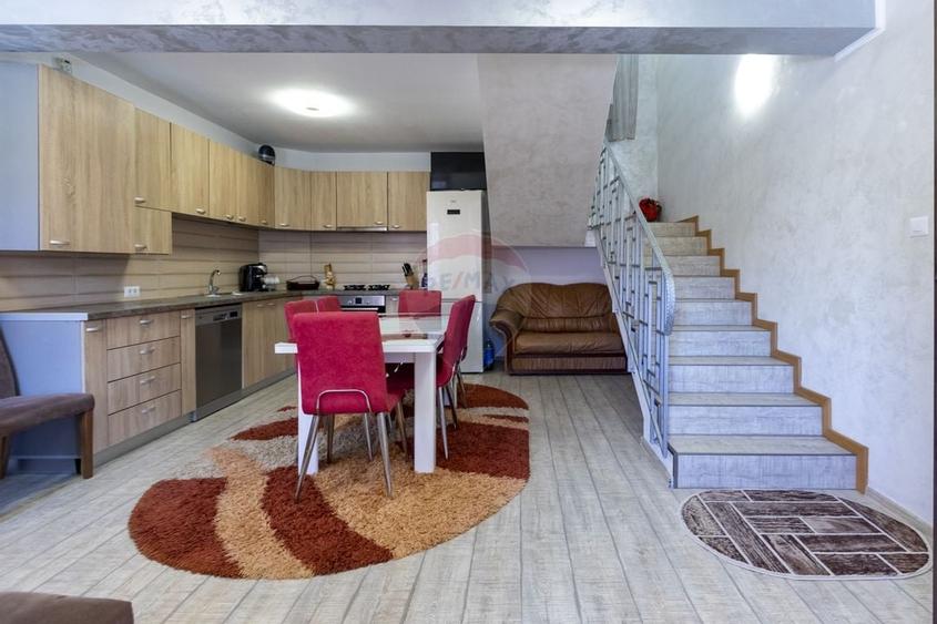 Duplex cu 11 camere cu Garaj în Hemeiuș