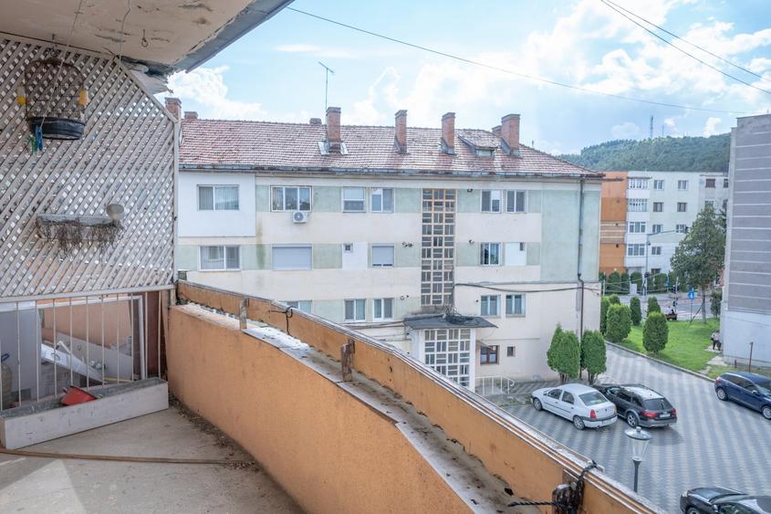 Apartament cu 3 camere decomandat, mobilat în Moinești