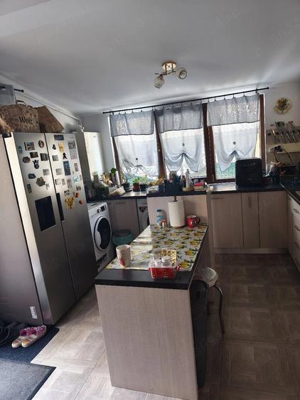 Apartament cu 3 camere semidecomandat în Valea Adâncă